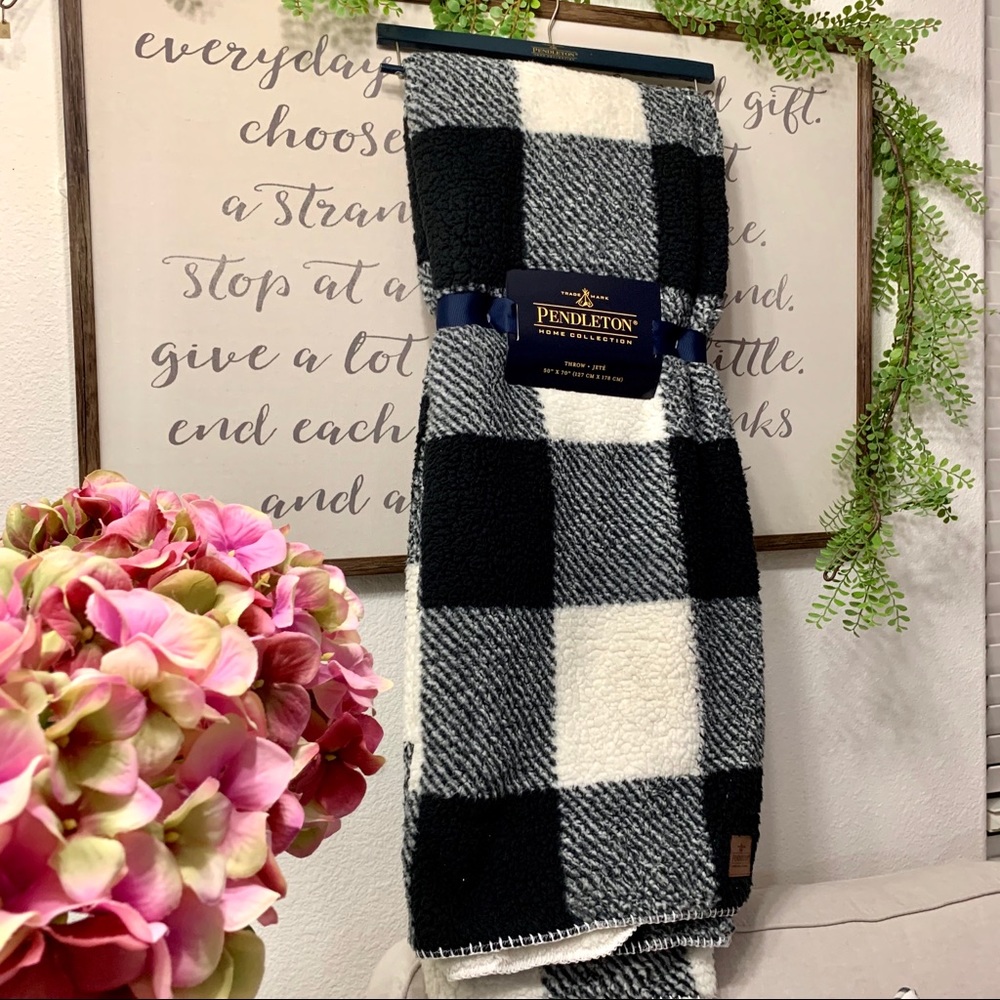 ⬇️ $90 | Pendleton Home Collection Sherpa Throw